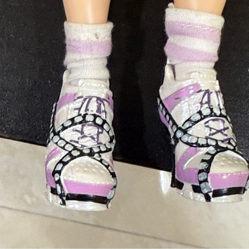 Rainbow High Cheer Violet Willow Fashion Doll – Purple Hair, Great Condition - Picture 7 of 11